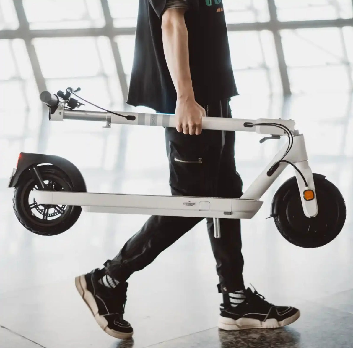 300 W Ultra-Light Electric Scooter – Hidden Handle Design, 22-Mile Range (26 lb Frame)