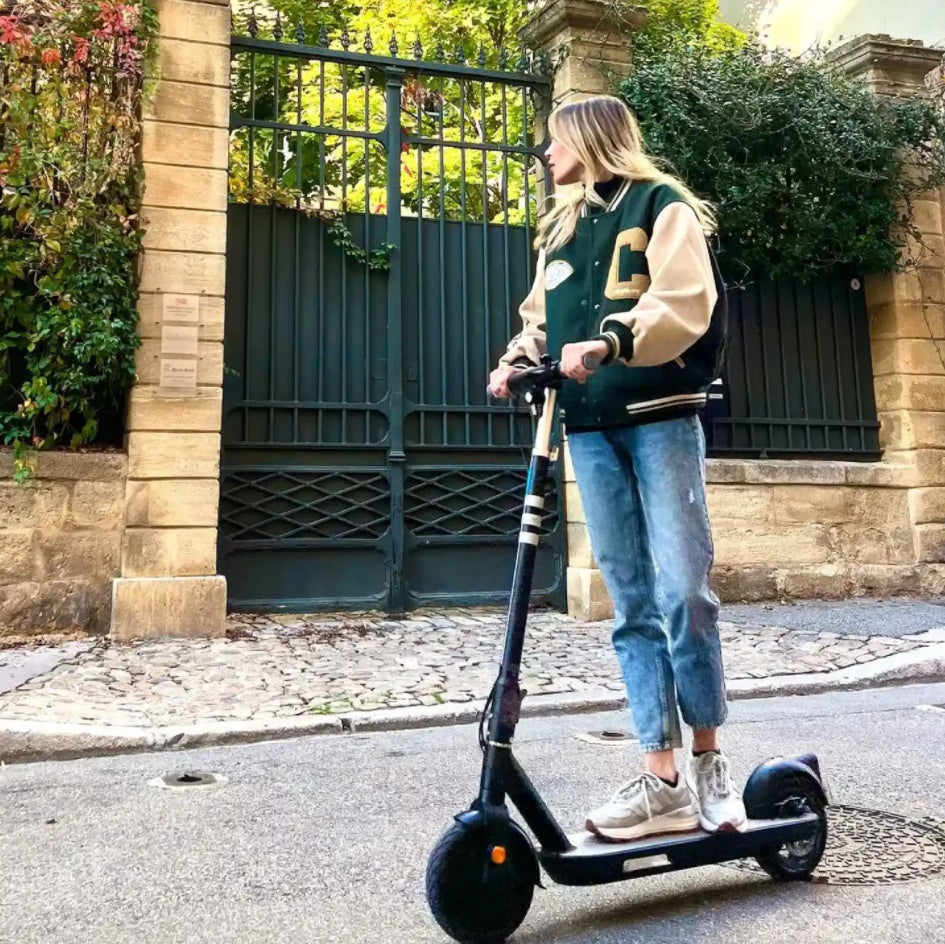 300 W Ultra-Light Electric Scooter – Hidden Handle Design, 22-Mile Range (26 lb Frame)